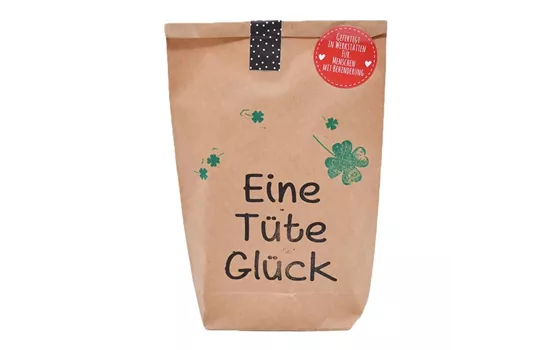 Eine Tüte Glück Wundertüte mit Kleeblatt und Glück