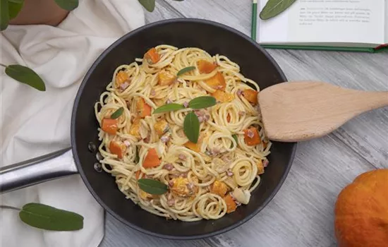 Spaghetti mit Salbei-Kürbissoße und Speck